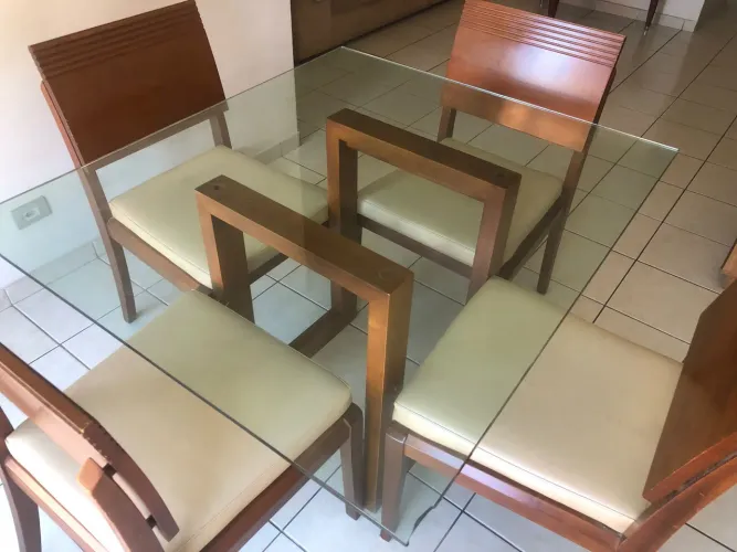 Mesa com 4 cadeiras