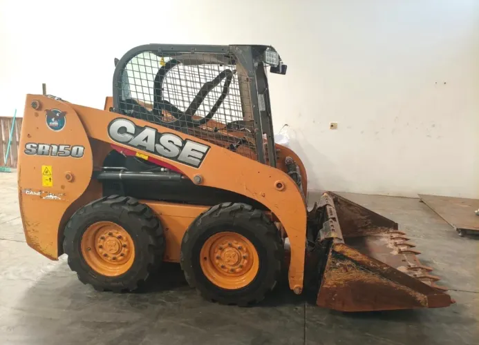 Minicarregadeira Case SR150 ano 2014 com 2.000 horas, em SP