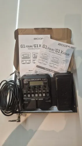 Pedaleira Zoom G1X Four Guitar Multi Effects com pedal expressão