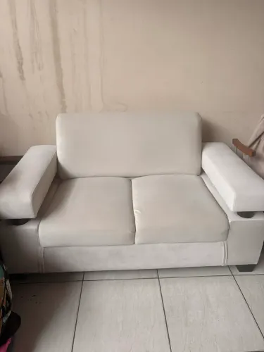 Sofá off white 2 lugares 