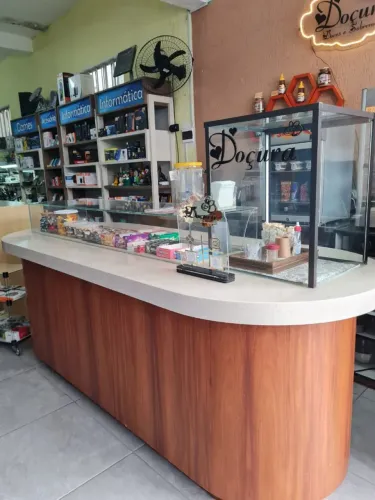 Equipamentos e móveis para cafeteira e confeitaria