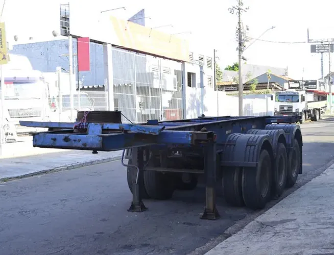 Carreta Randon 3 eixos porta container ano 2002