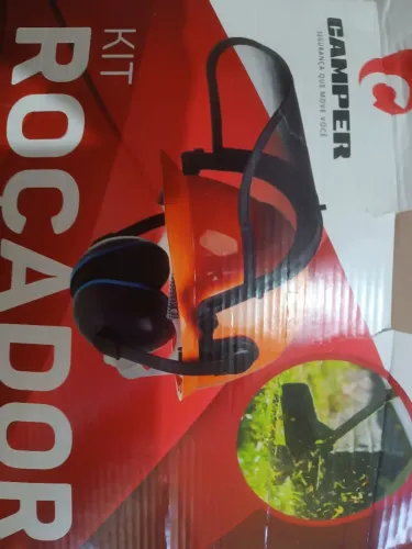 Capacete com proteção e protetor oricular para roçadeira