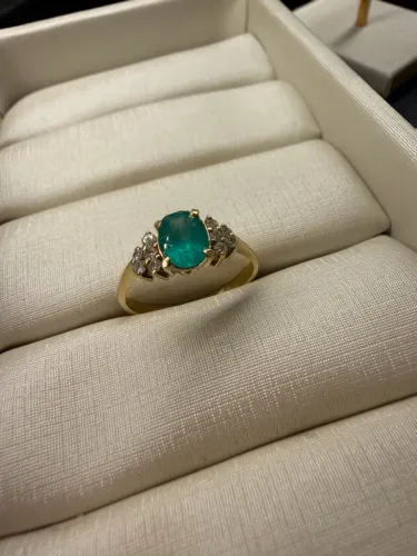 Anel ouro 18k com diamantes e esmeralda