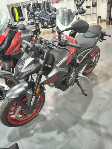 SUZUKI GSX-8S