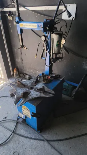 Máquina pra montar e desmontar pneus carro moto etc..4 mês de uso