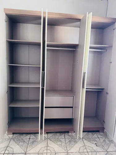 Guarda roupa pouco tempo de uso