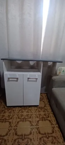 Passadeira de roupa com armário