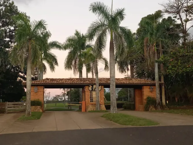 Excelente casa em condomínio fechado, estilo chácaras ? conforto, privacidade e lazer em u
