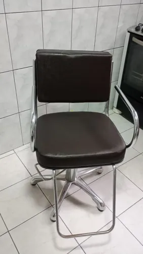 Cadeira para Salão de Cabelereiro marca HATTEN