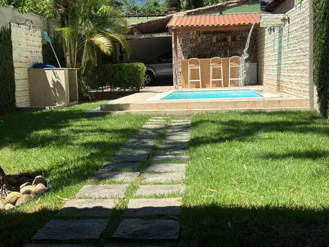 Ótima casa com amplo quintal, piscina e churrasqueira no centro de Vargem Grande/RJ
