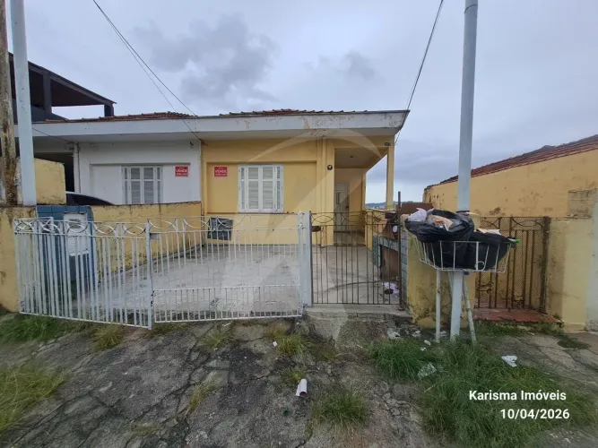 Casa com 2 quartos, sala, cozinha, banheiro e 1 vaga de garagem