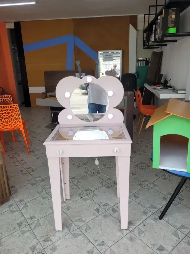 PENTEADEIRA INFANTIL C/ GAVETA PARA BIJUTERIA.