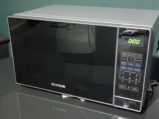 Microondas Luxor 20 litros semi novo 