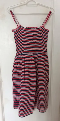 Vestido casual de alças finas com padrão de listras horizontais