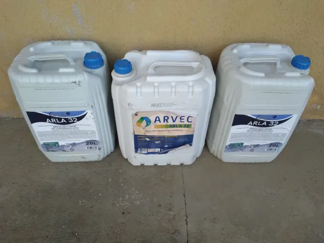 Vendo 3 galões de arla vazio
