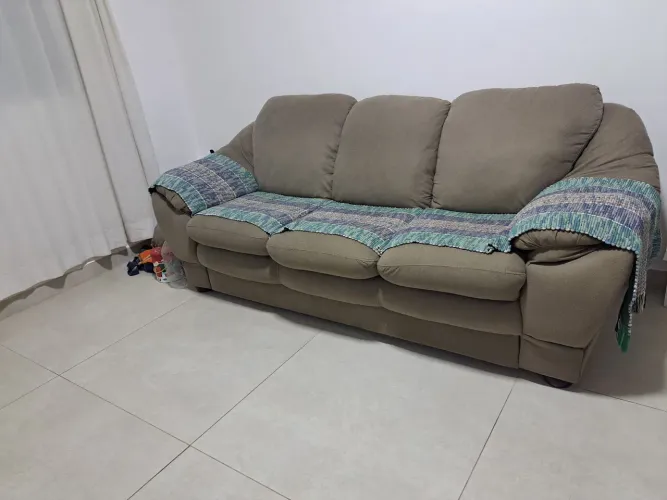 Vendo sofá cor capuccino. Comprimento 220cm largura 105cm. Retirar no local. Pgto à vista