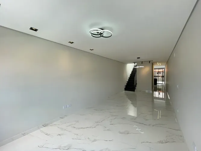 Maravilhoso sobrado com 3 suítes e 3 vagas na Penha