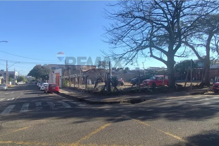 EXCELENTE INVESTIMENTO  TERRENO DE ESQUINA À VENDA NO BAIRRO BRASIL  UBERLÂNDIA/MG