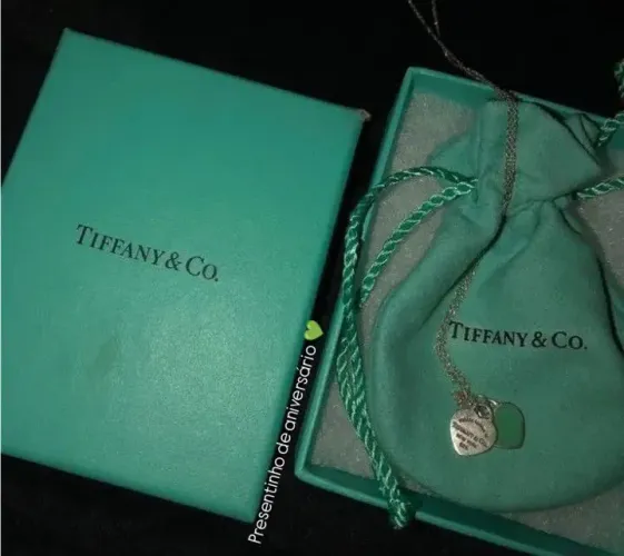 Tiffany & Co.<br>Colar com Coração Duplo em Prata de Lei com Diamante<br>R$ 5.450,00