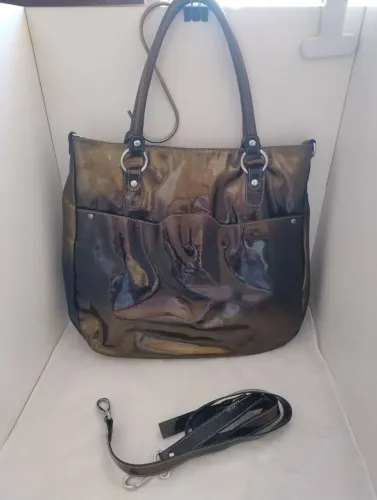 Bolsa via uno couro envernizado