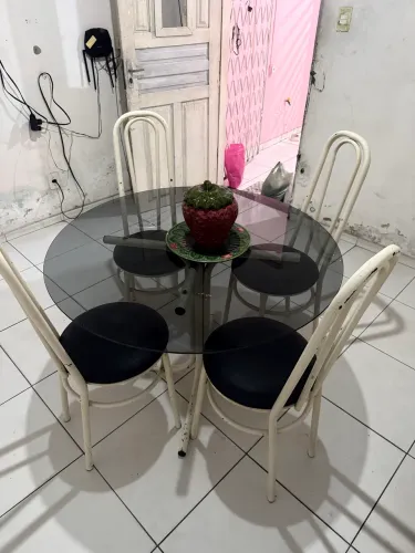 Mesa com 4 cadeiras 