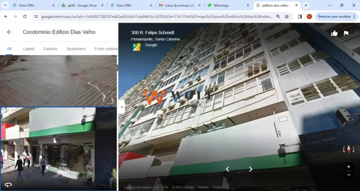 Sala com parede divisória e banheiro