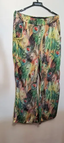 Calça pantalona de setin com forro e bolso lateral
