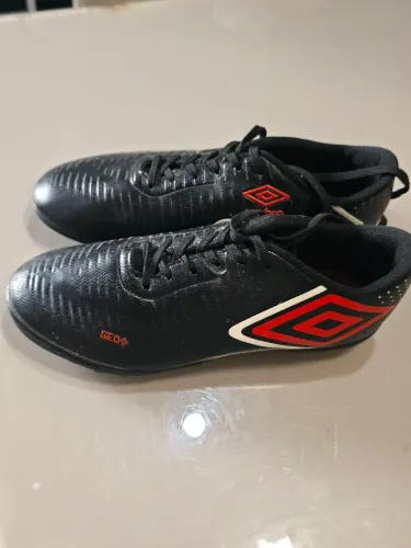 Chuteira Umbro GEO+ Society Preta