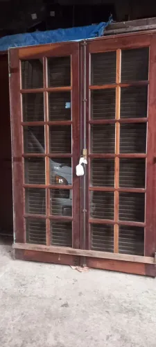 Portas de madeira venezianas