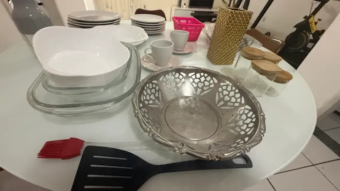 Itens variados (pratos, travessas, xícaras e decoração)