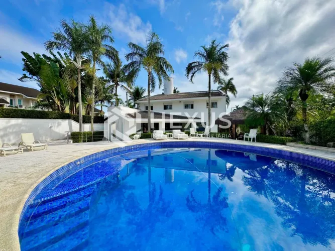 Casa reformada com varanda piscina e área gourmet no Acapulco, Guarujá