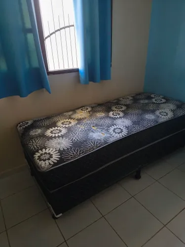 Cama solteiro, alta e em ótimo estado.
