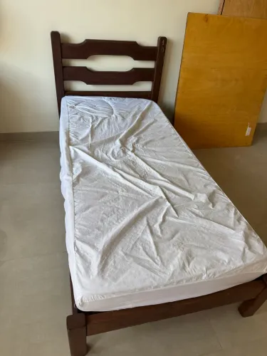Cama de madeira + colchão 