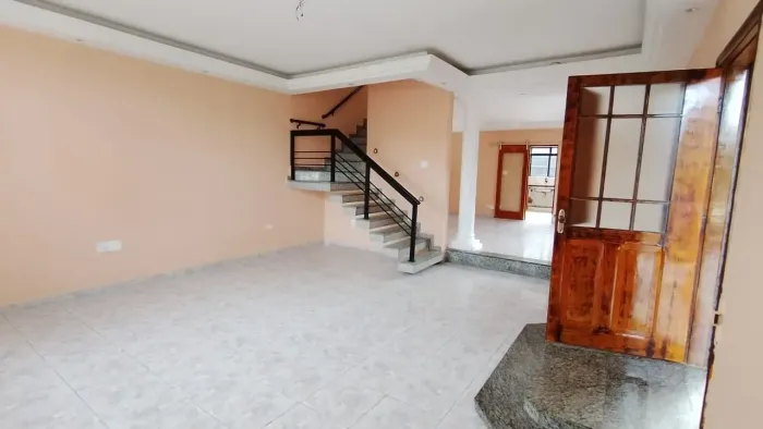 Sobrado para aluguel possui 257 metros quadrados com 3 quartos em Ocian - Praia Grande - S