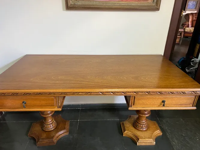 Mesa em madeira maciça 