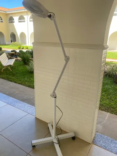 Luminária com lente de aumento (Lupa) e iluminação em anel de LED - base X