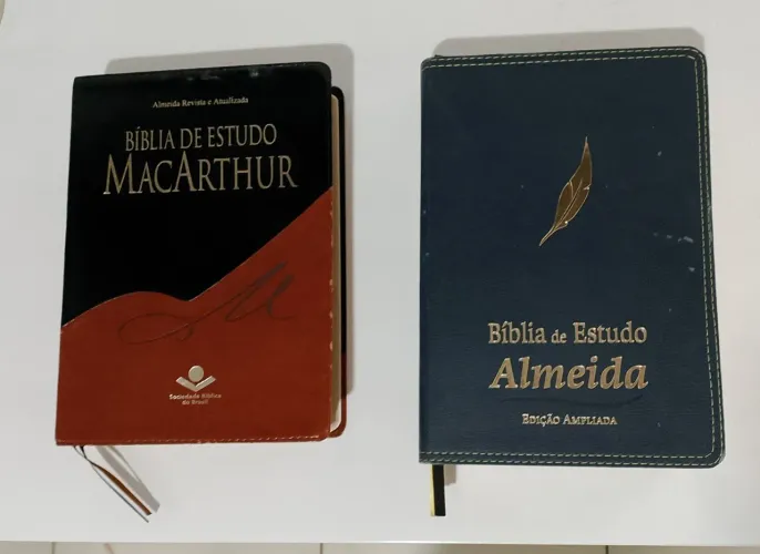 Vendo duas BÍBLIAS de ESTUDO, por apenas $600,00.