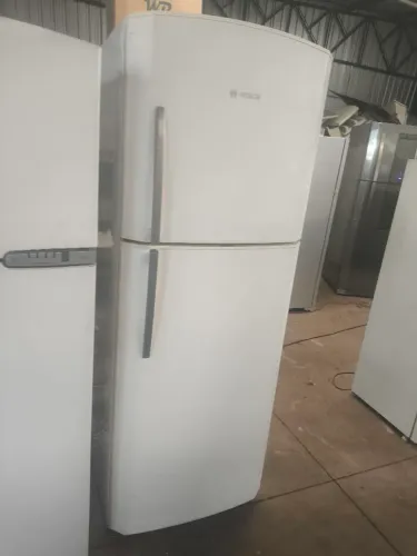 Vendo geladeira com o freezer grande barato 