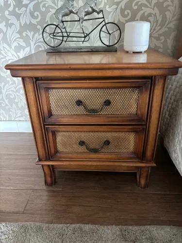 Mesa de cabeceira em madeira maciça (criado mudo)