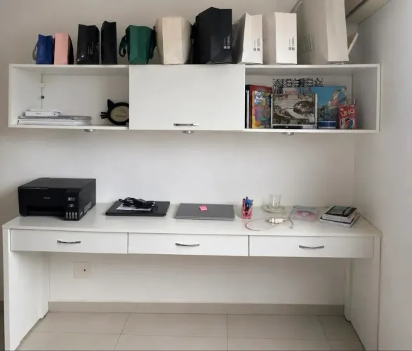 Mesa de escritório ou estudos com prateleira suspensa