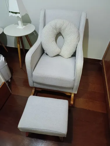 Poltrona de amamentação com puff