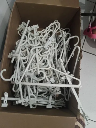 Vendo-se cabides Branco ideal para quem quer abrir loja de roupa interessados chamar no za