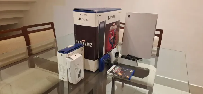 Ps5 FAT com leitor de disco, dois controles, base de carregamento e jogo do milles morales