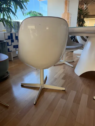 Cadeira oval branca