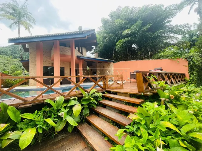 Linda casa em condomínio com piscina e espaço gourmet na praia do Lázaro em Ubatuba!