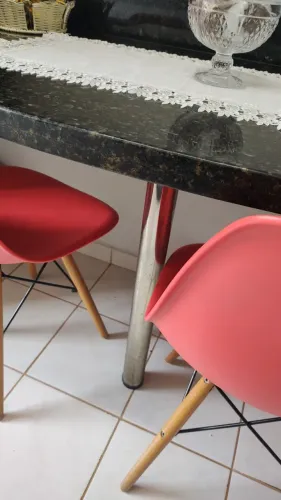Vendo mesa de 2 mt com três cadeiras vermelhas