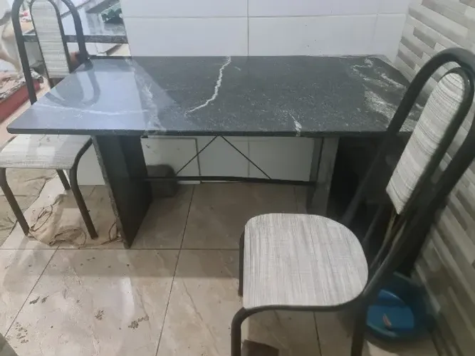 mesa de jantar 140x75 ,tampa de ardosia , base tambem de ardosia . seis cadeiras 04 sem us