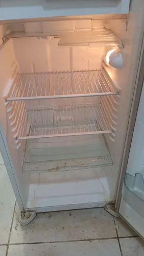 Vendo geladeira Fros free funcionando perfeitamente motivo da venda comprar uma maior