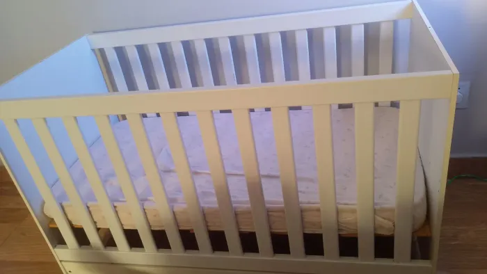 Berço unissex vira sofá e cama